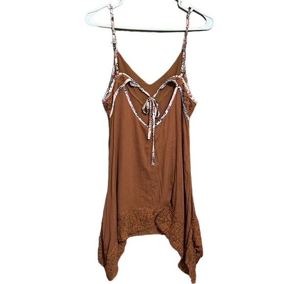 Gimmicks by BKE Lace Trim Embroidered Asymmetrical Hem Tank Top Size M NWT - Picture 2 of 8